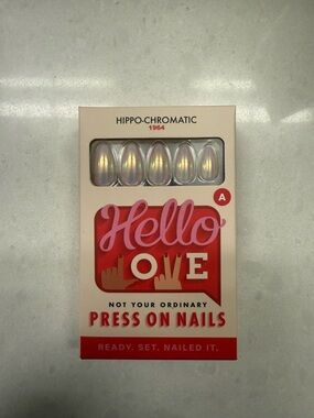 Hello Love Hippo-Chromatic Press-On Nails — Iridescent White